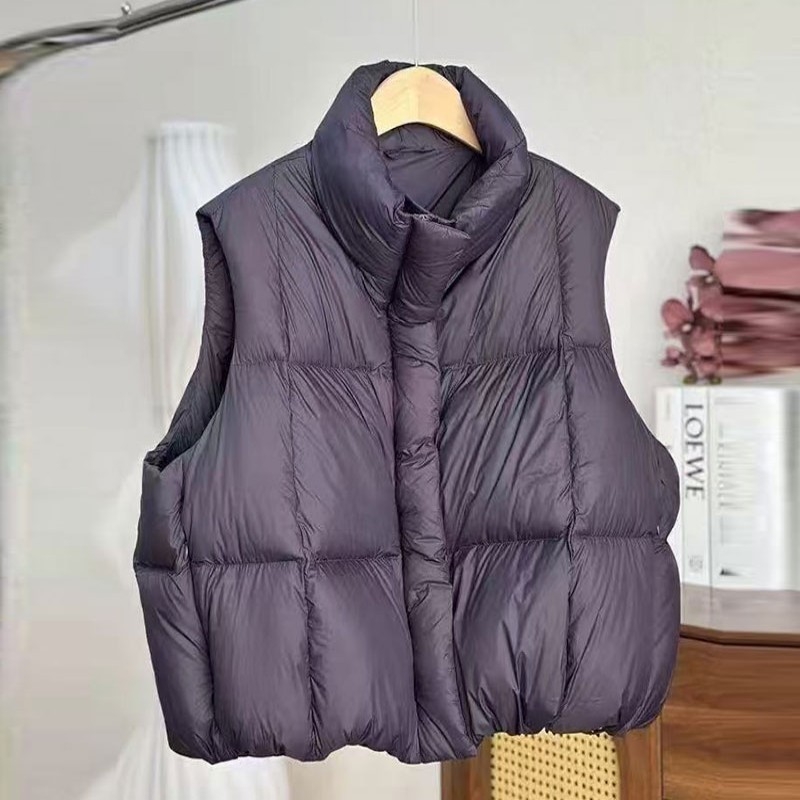 Ženski down vest – bez rukava, prednji zip, punjenje od patkinog perja, 50–55% perja, poliester materijal