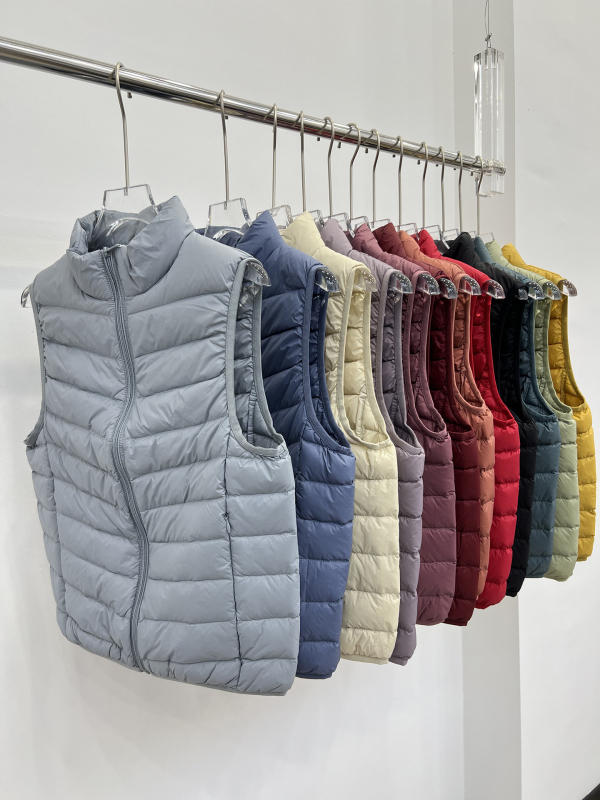 Ženski lagani down vest od najlona s kačjim perjem 86–90%, zatvarač, stojeći ovratnik