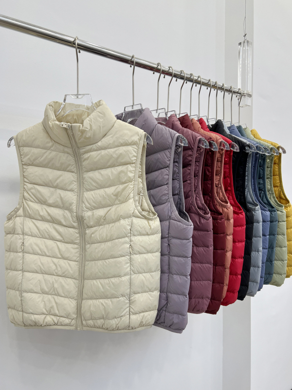 Ženski lagani down vest od najlona s kačjim perjem 86–90%, zatvarač, stojeći ovratnik