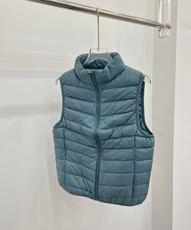 Ženski lagani down vest od najlona s kačjim perjem 86–90%, zatvarač, stojeći ovratnik