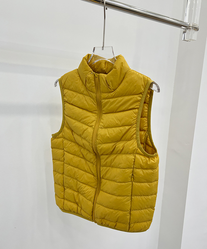 Ženski lagani down vest od najlona s kačjim perjem 86–90%, zatvarač, stojeći ovratnik