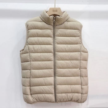 Női mellény V-nyakkal, ultra rövid hossz, gyapjú töltet, rayon anyag, egygombos záródás