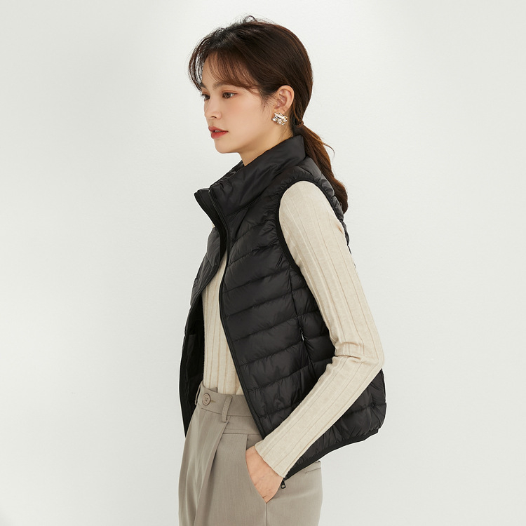 Vesta de femei cu puf, guler înalt, fermoar frontal, croială slim, material nylon exterior, umplutură din puf de rață alb