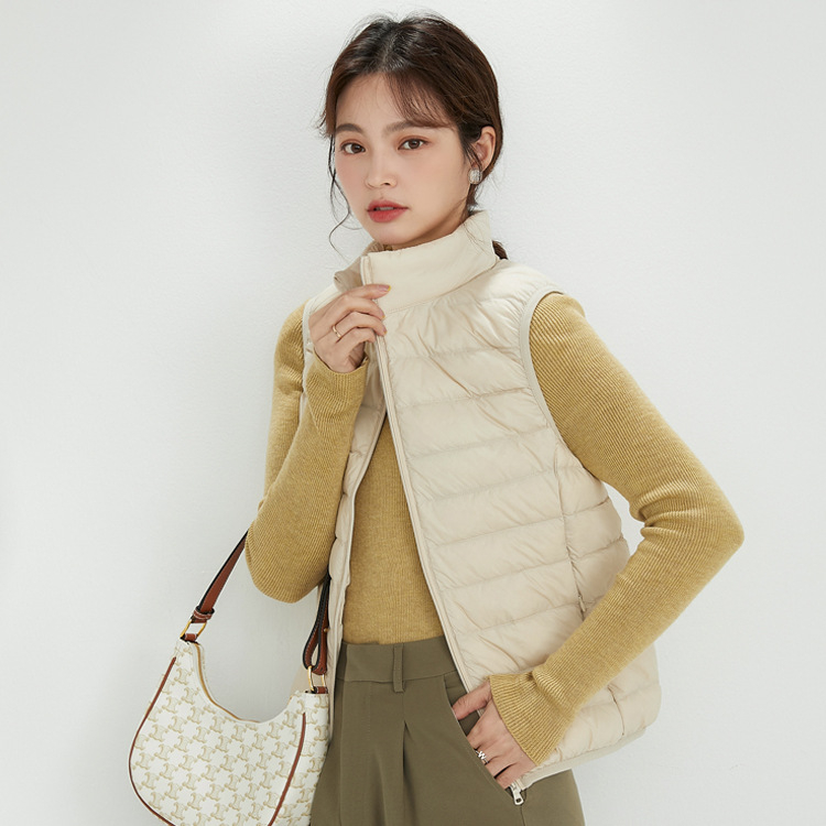Vesta de femei cu puf, guler înalt, fermoar frontal, croială slim, material nylon exterior, umplutură din puf de rață alb