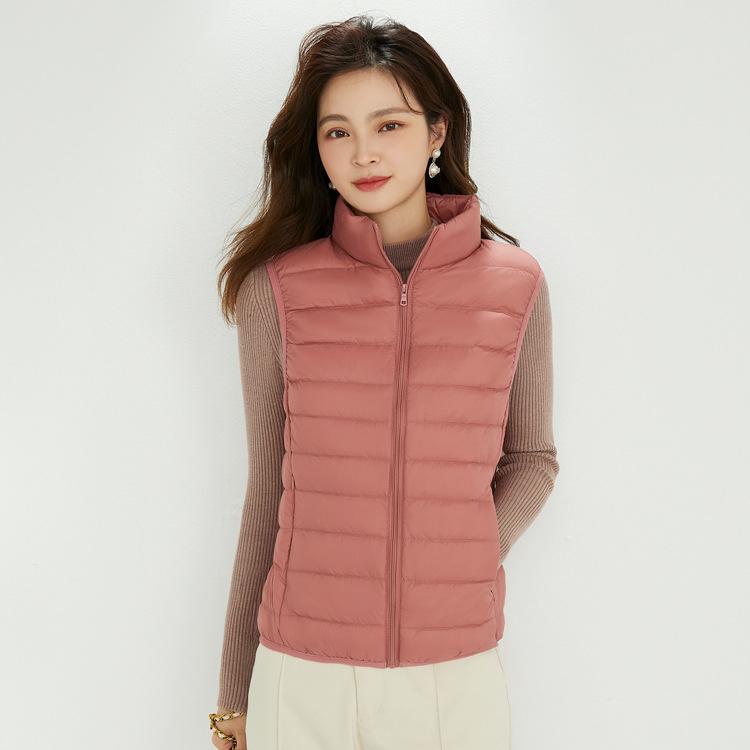 Vesta de femei cu puf, guler înalt, fermoar frontal, croială slim, material nylon exterior, umplutură din puf de rață alb