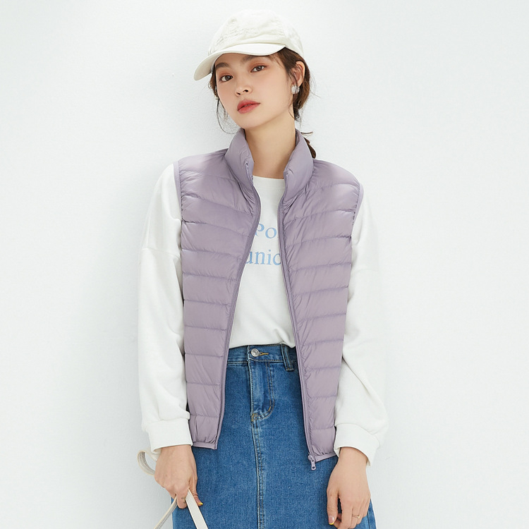 Vesta de femei cu puf, guler înalt, fermoar frontal, croială slim, material nylon exterior, umplutură din puf de rață alb