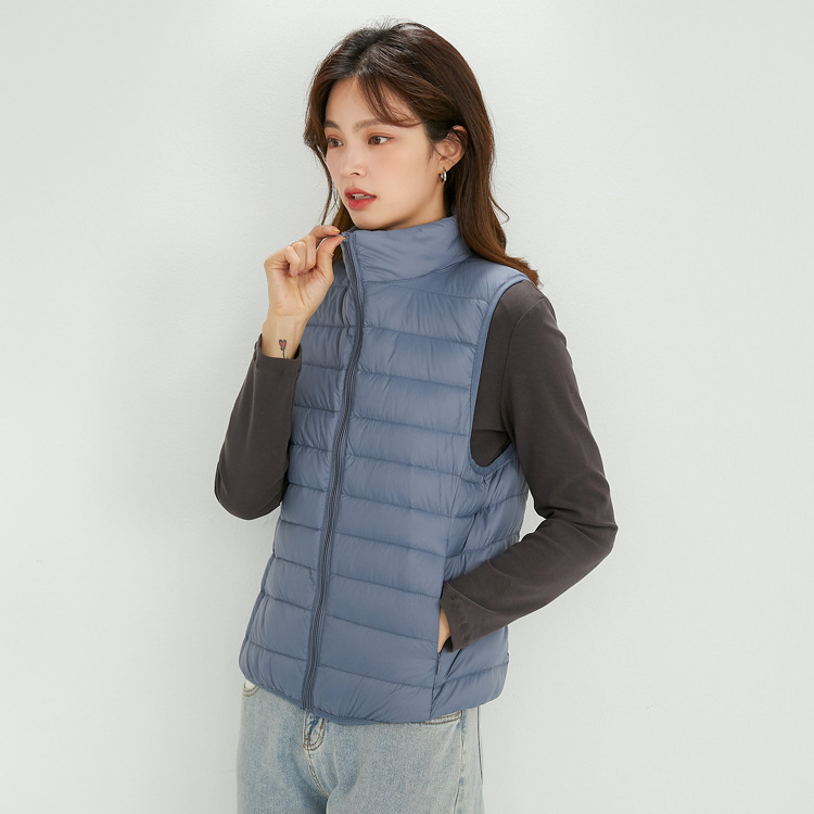 Vesta de femei cu puf, guler înalt, fermoar frontal, croială slim, material nylon exterior, umplutură din puf de rață alb
