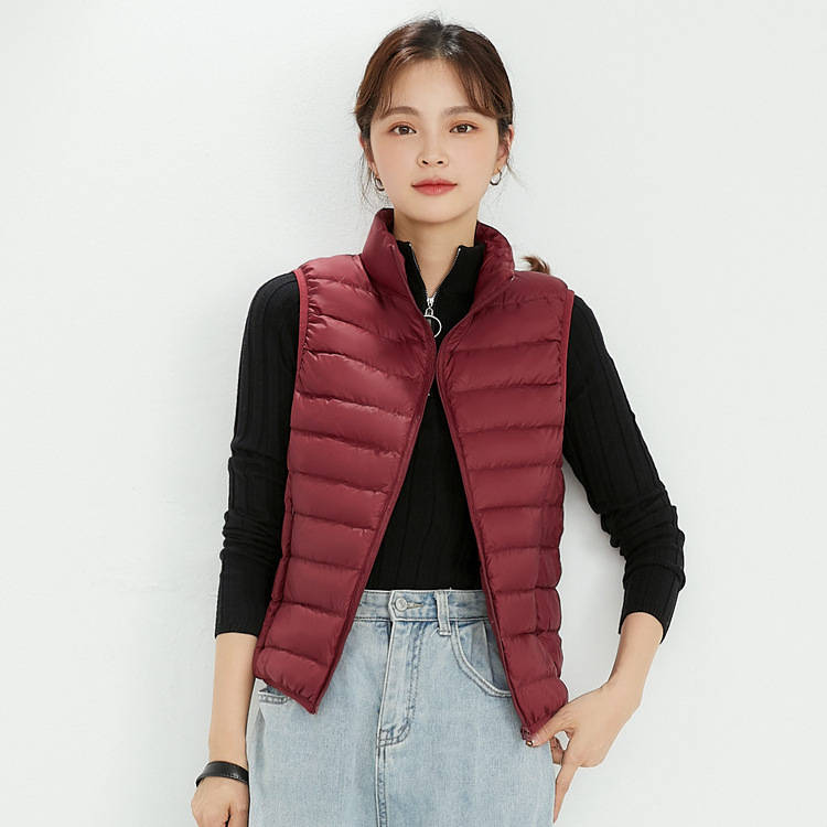 Vesta de femei cu puf, guler înalt, fermoar frontal, croială slim, material nylon exterior, umplutură din puf de rață alb