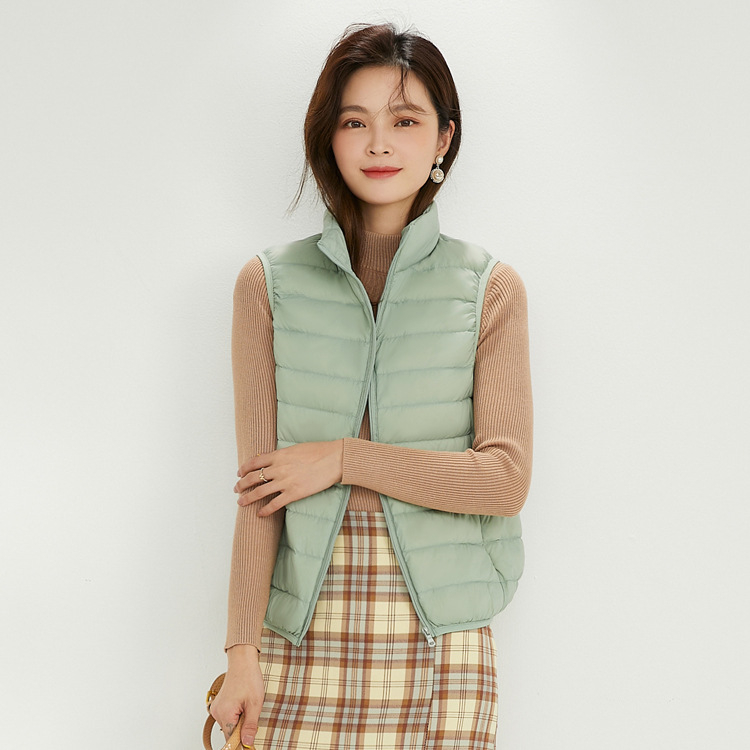 Vesta de femei cu puf, guler înalt, fermoar frontal, croială slim, material nylon exterior, umplutură din puf de rață alb