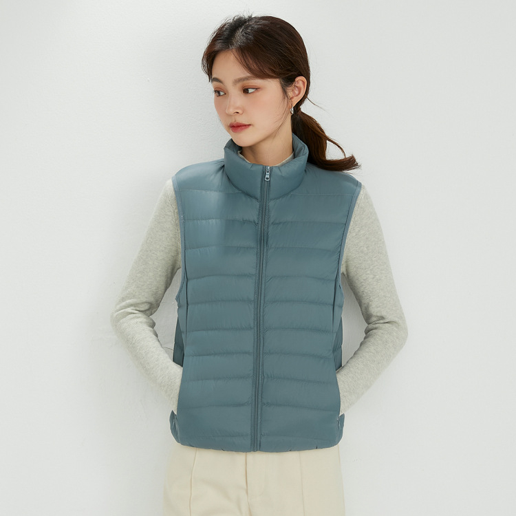 Vesta de femei cu puf, guler înalt, fermoar frontal, croială slim, material nylon exterior, umplutură din puf de rață alb