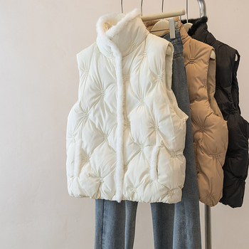 Женска лека жилетка от полиестер с яка стойка, цип, свободен крой; есенно-зимно външно облекло; пълнеж: полиестер и памук