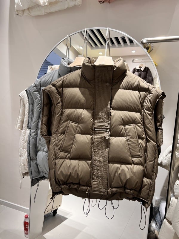 Ženska puffer vesta sa stojećim ovratnikom, zatvaračem, sadržaj perja 81–85%, poliester