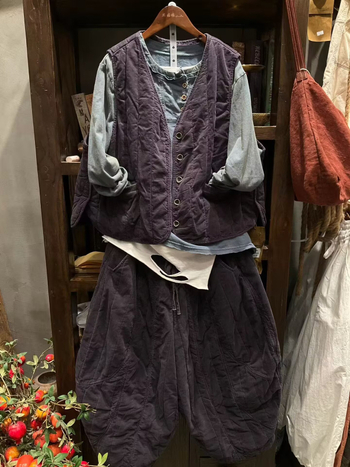 Corduroy mellény, 80-90% pamut, V-nyakú, lazán szabott, hossz 50-65 cm, retro stílus