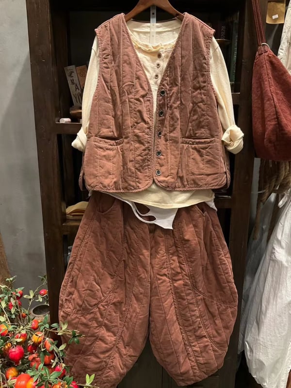 Corduroy mellény, 80-90% pamut, V-nyakú, lazán szabott, hossz 50-65 cm, retro stílus