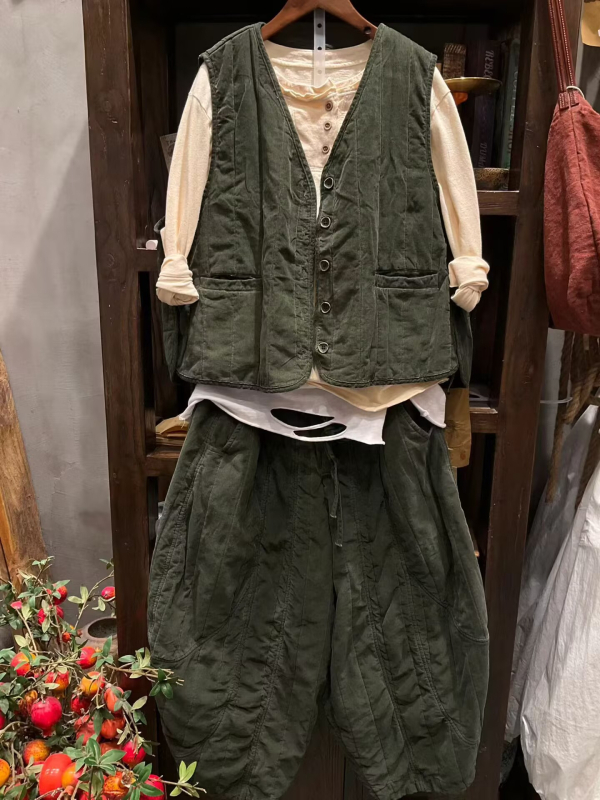 Corduroy mellény, 80-90% pamut, V-nyakú, lazán szabott, hossz 50-65 cm, retro stílus