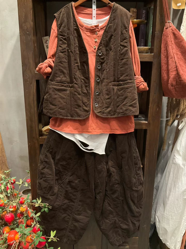 Corduroy mellény, 80-90% pamut, V-nyakú, lazán szabott, hossz 50-65 cm, retro stílus