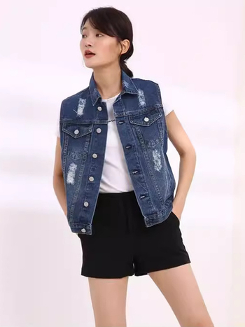 Denim szakadt mellény ujj nélküli, polo nyakú, rövid hosszúságú, elöl egyrészes gombos zárás, laza szabás, 90–95% pamut