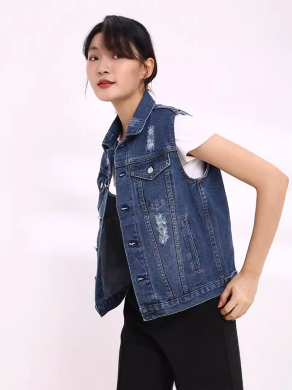 Denim szakadt mellény ujj nélküli, polo nyakú, rövid hosszúságú, elöl egyrészes gombos zárás, laza szabás, 90–95% pamut