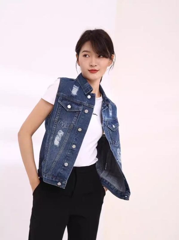 Denim szakadt mellény ujj nélküli, polo nyakú, rövid hosszúságú, elöl egyrészes gombos zárás, laza szabás, 90–95% pamut