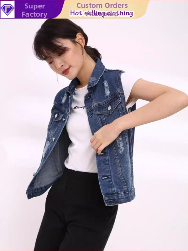 Džinsinė aptempta liemenė be rankovių su polo apykakle, trumpas ilgis, vienos eilės užsegimas, laisvas kirpimas, 90–95% medvilnė