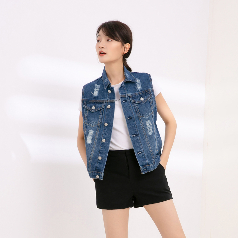 Denim szakadt mellény ujj nélküli, polo nyakú, rövid hosszúságú, elöl egyrészes gombos zárás, laza szabás, 90–95% pamut