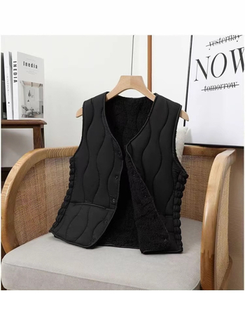 Női rövid quiltelt mellény V-nyakkal, egygombos záródás, egyszínű minta; Fő anyag: rayon ≥95%; Kitöltő: poliészter rost; Külső anyag: poliészter