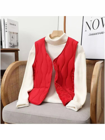 Női rövid quiltelt mellény V-nyakkal, egygombos záródás, egyszínű minta; Fő anyag: rayon ≥95%; Kitöltő: poliészter rost; Külső anyag: poliészter