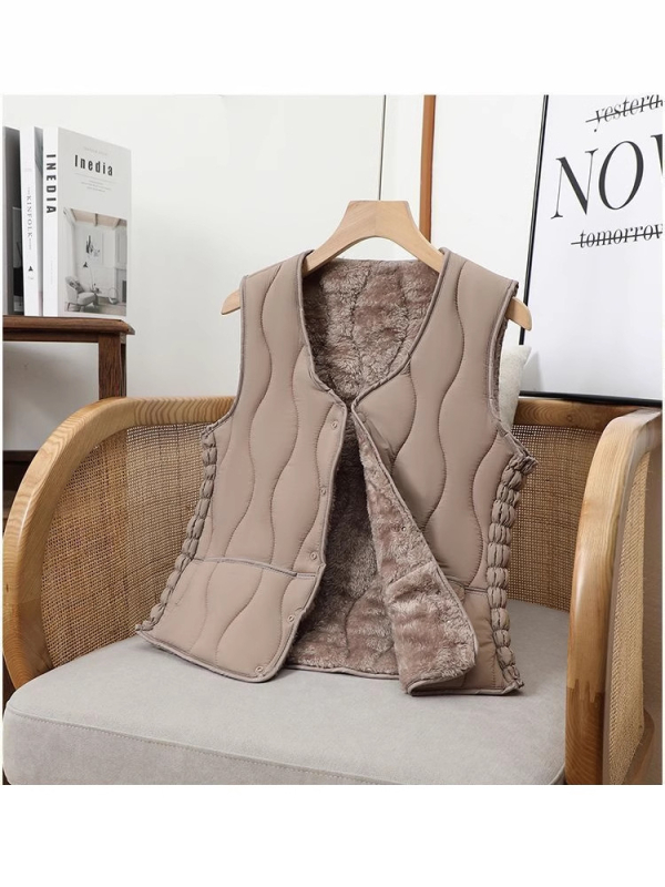 Női rövid quiltelt mellény V-nyakkal, egygombos záródás, egyszínű minta; Fő anyag: rayon ≥95%; Kitöltő: poliészter rost; Külső anyag: poliészter