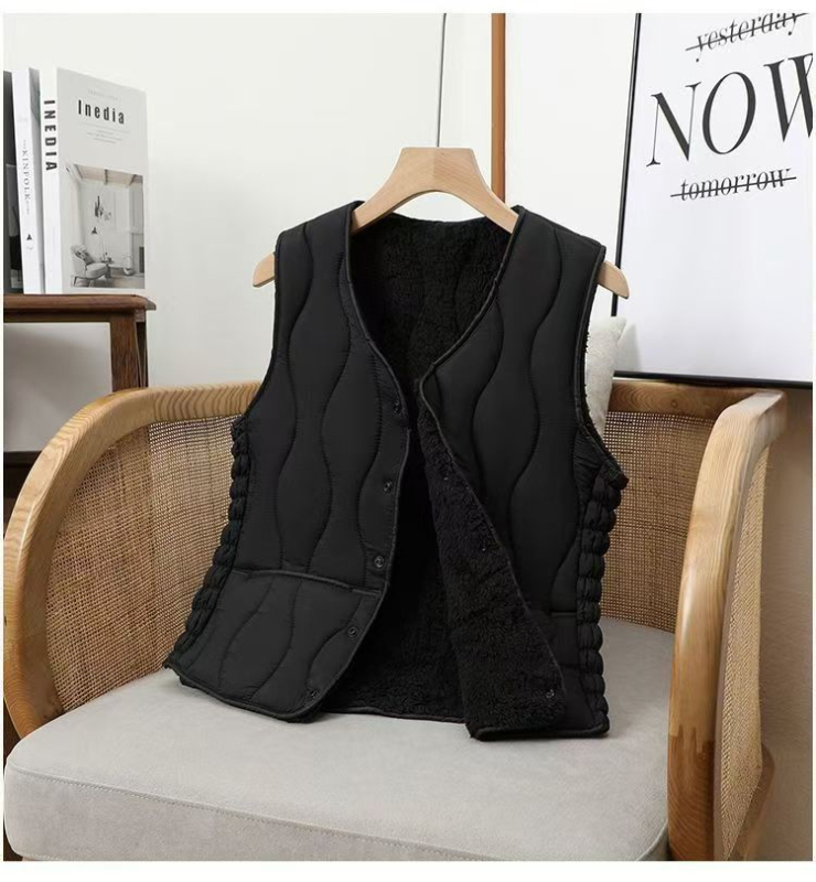 Női rövid quiltelt mellény V-nyakkal, egygombos záródás, egyszínű minta; Fő anyag: rayon ≥95%; Kitöltő: poliészter rost; Külső anyag: poliészter