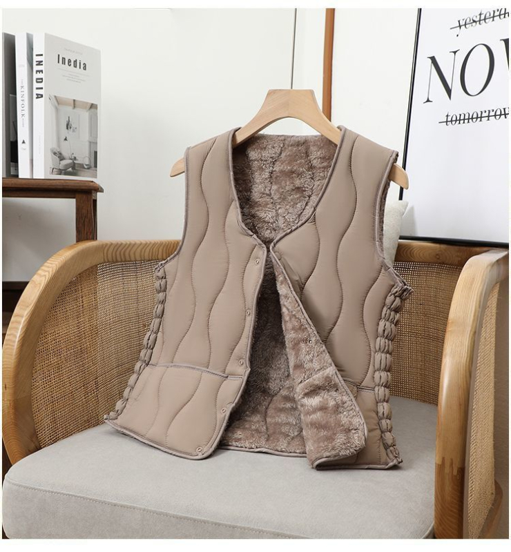 Női rövid quiltelt mellény V-nyakkal, egygombos záródás, egyszínű minta; Fő anyag: rayon ≥95%; Kitöltő: poliészter rost; Külső anyag: poliészter