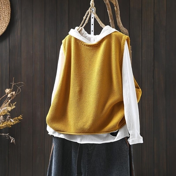 Női kötött ujjatlan mellény kerek nyakkal, lazább szabás, egy soros záródás, fő anyag 95% poliészter, töltet poliester, ősz 2025, városi stílus