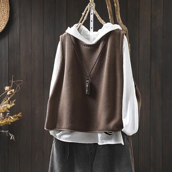 Női kötött ujjatlan mellény kerek nyakkal, lazább szabás, egy soros záródás, fő anyag 95% poliészter, töltet poliester, ősz 2025, városi stílus