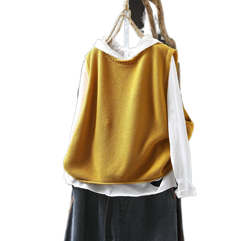 Női kötött ujjatlan mellény kerek nyakkal, lazább szabás, egy soros záródás, fő anyag 95% poliészter, töltet poliester, ősz 2025, városi stílus