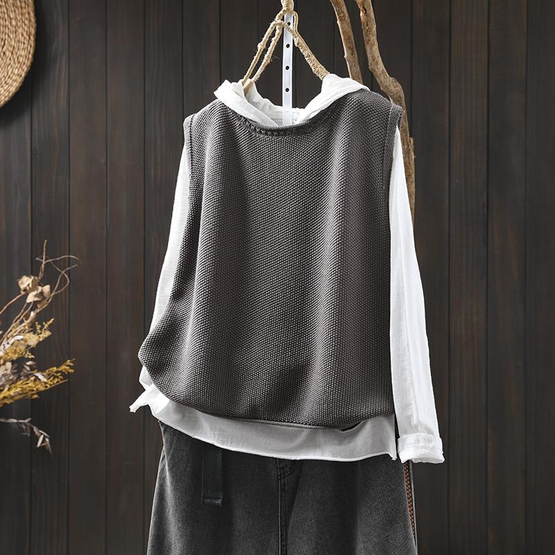 Női kötött ujjatlan mellény kerek nyakkal, lazább szabás, egy soros záródás, fő anyag 95% poliészter, töltet poliester, ősz 2025, városi stílus