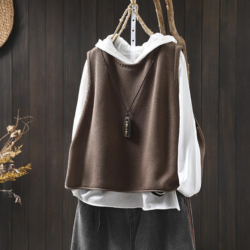 Női kötött ujjatlan mellény kerek nyakkal, lazább szabás, egy soros záródás, fő anyag 95% poliészter, töltet poliester, ősz 2025, városi stílus