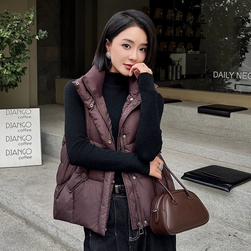 Sieviešu dūnu veste, regulāra piegriezums, dūnu pildījums 51-55%, stojamais apkaklis, priekšējais rāvējslēdzējs