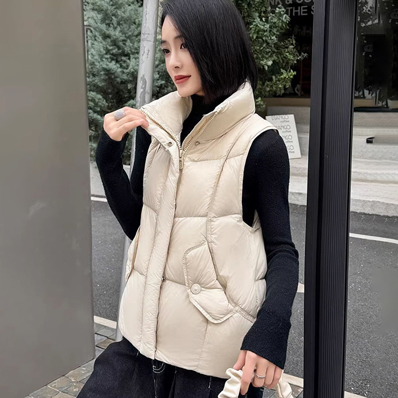 Sieviešu dūnu veste, regulāra piegriezums, dūnu pildījums 51-55%, stojamais apkaklis, priekšējais rāvējslēdzējs