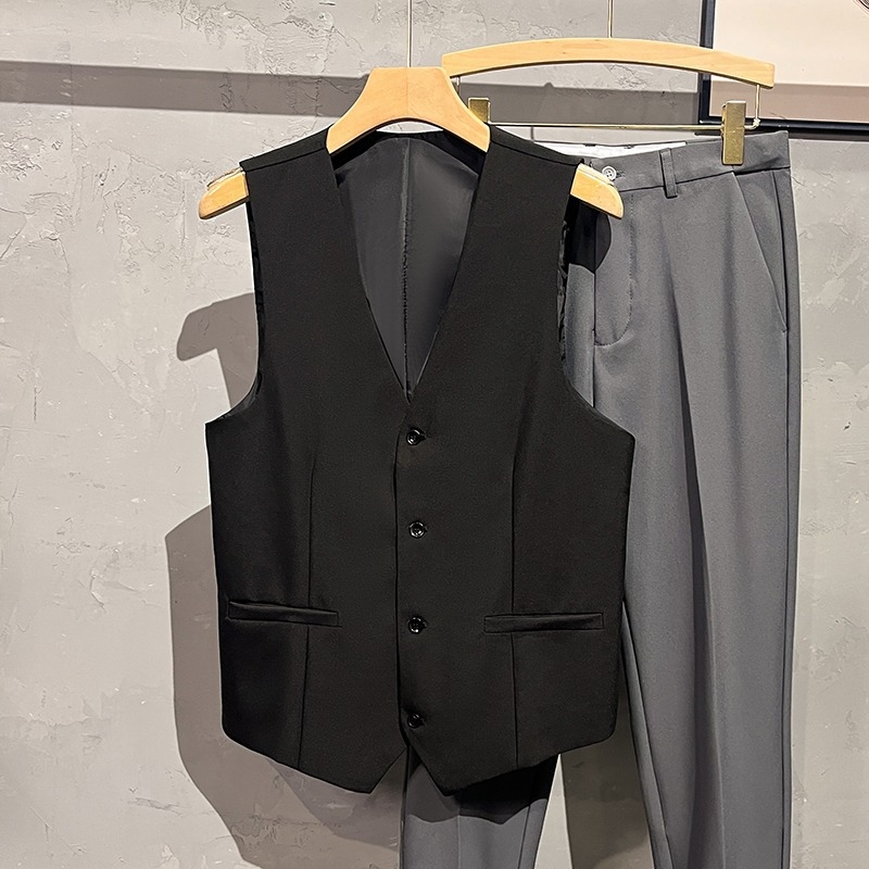 Muška vesta od odijela u uskom kroju, bez ovratnika, jednobrojno kopčano, materijal od poliestera s najlonskom podstavom, više džepova, bočni džepovi i šiljasti rub, pogodna za vjenčanja, za sve sezone