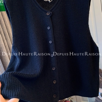 Női kötött kardigán gombos mellénnyel rétegzett megjelenés, kerek nyakú, 2025 ősz, japán-koreai mindennapi stílus, elasztán tartalmú kötött anyag