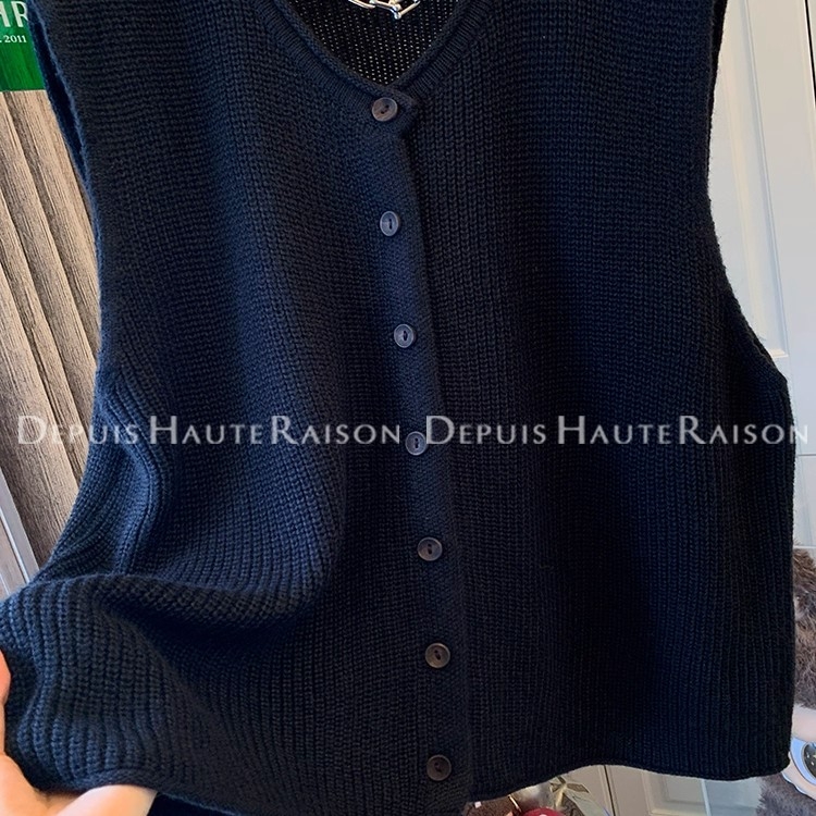 Női kötött kardigán gombos mellénnyel rétegzett megjelenés, kerek nyakú, 2025 ősz, japán-koreai mindennapi stílus, elasztán tartalmú kötött anyag