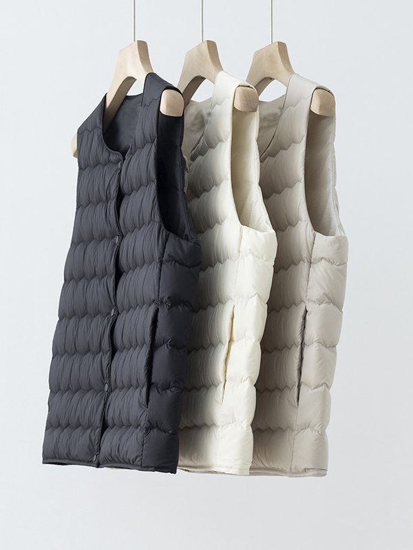 Sievietes pūkvēste bez apkakles, bez piedurknēm, neilona ārējais materiāls, pildījums: baltais pīļu pūks, garums 50–65 cm