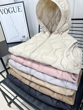 Lagana down vesta s kapuljom, prednji zip, punjena perjem, 50% sadržaja perja, poliester tkanina
