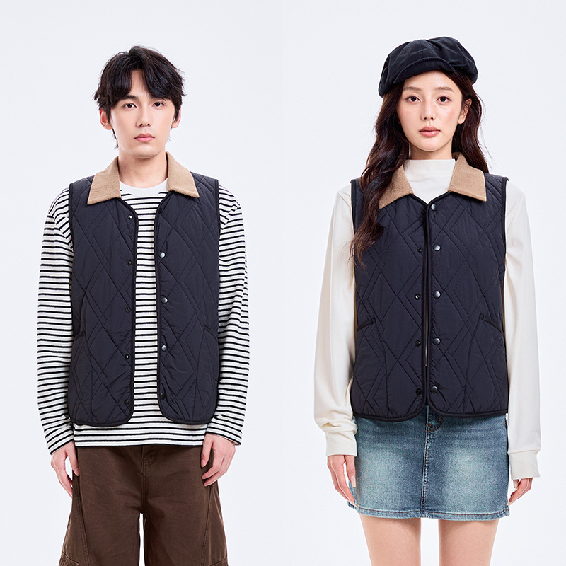 Vestă-cardigan cu model geometric, material principal 95% nylon, umplutură din lână de oaie, guler rotund, croială lejeră