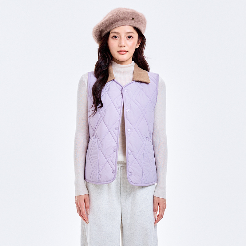 Vestă-cardigan cu model geometric, material principal 95% nylon, umplutură din lână de oaie, guler rotund, croială lejeră
