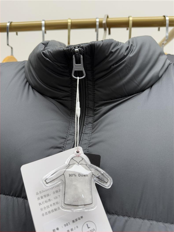 Pánska vesta z down s stojacim golierom, zipsom, voľný strih, zima, výplň kačacieho peria 86-90%, vonkajší polyester