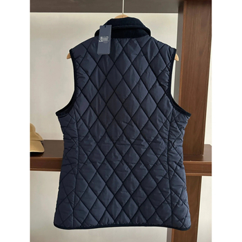 Vesta s rombnim uzorkom, vanjski materijal preko 95% poliester, punilo od poliester vlakana, polo ovratnik