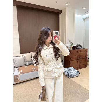 Vesta s rombnim uzorkom, vanjski materijal preko 95% poliester, punilo od poliester vlakana, polo ovratnik