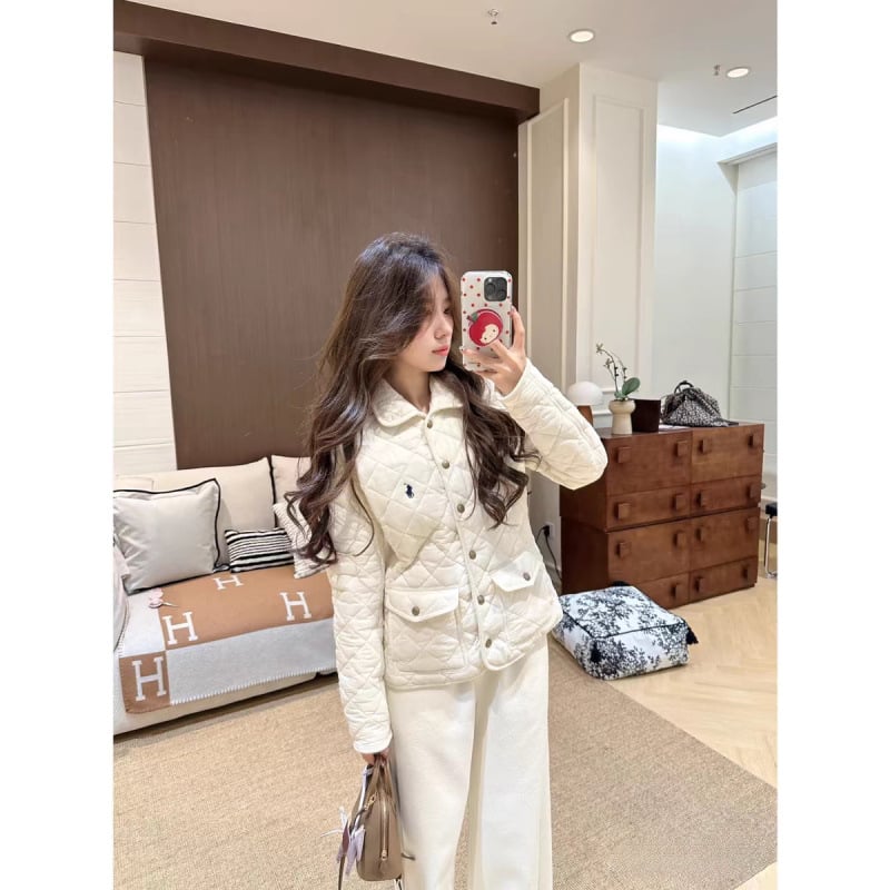 Vesta s rombnim uzorkom, vanjski materijal preko 95% poliester, punilo od poliester vlakana, polo ovratnik