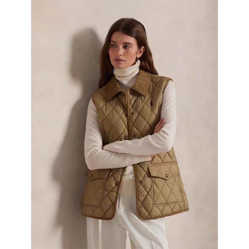 Vesta s rombnim uzorkom, vanjski materijal preko 95% poliester, punilo od poliester vlakana, polo ovratnik