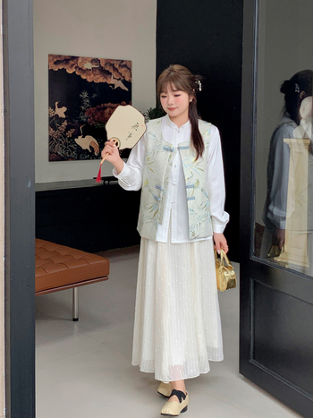 Женска жилетка-риза с жакардова брокатова шарка и флорален мотив, U-образно деколте, 70-80% полиестер, кардиган стил